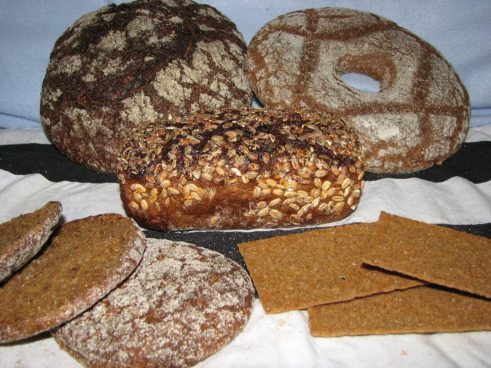 Rustikale Brotlaibe und Brotscheiben