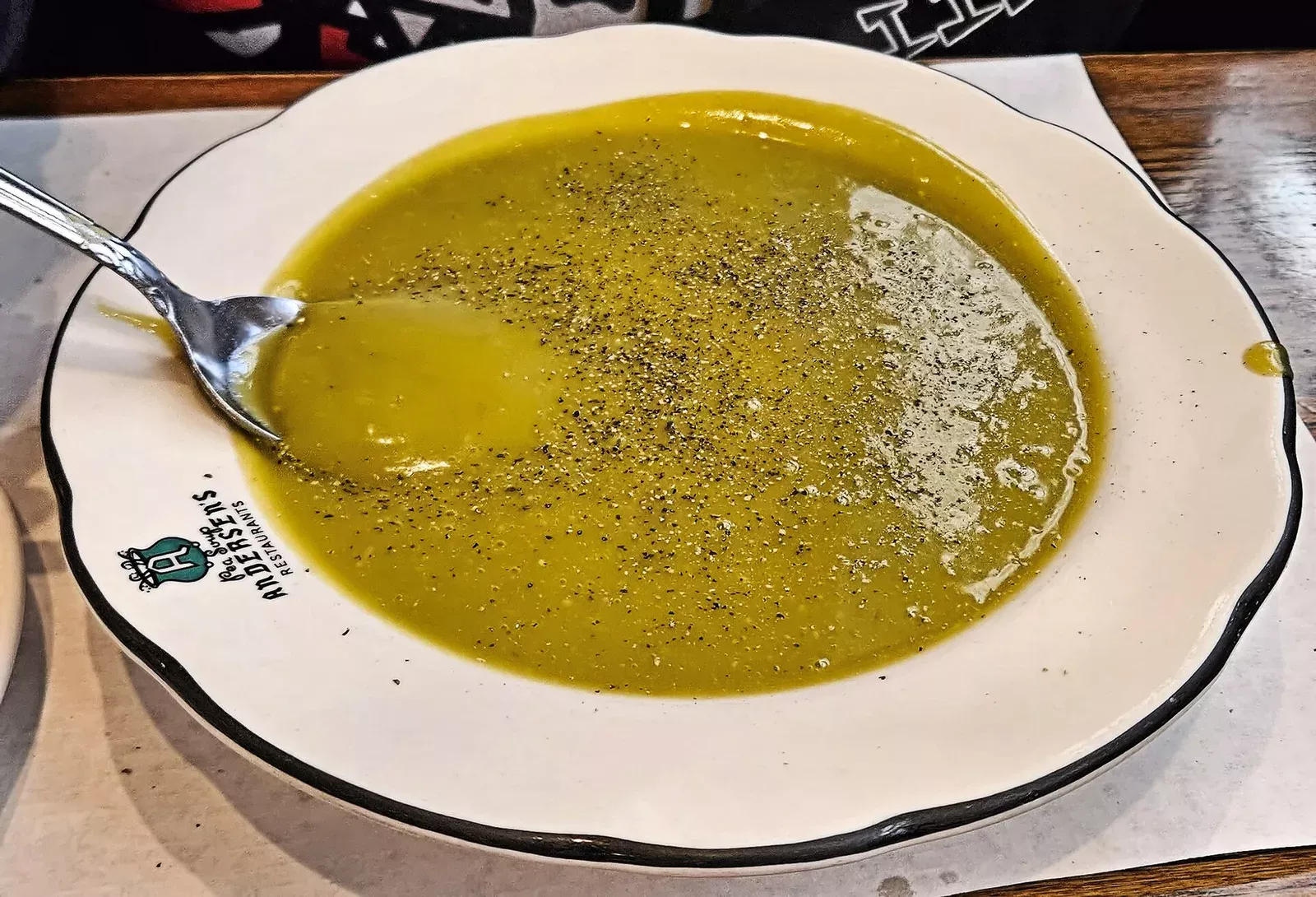 Traditionelle Erbsensuppe mit Speck und Wurzelgemüse