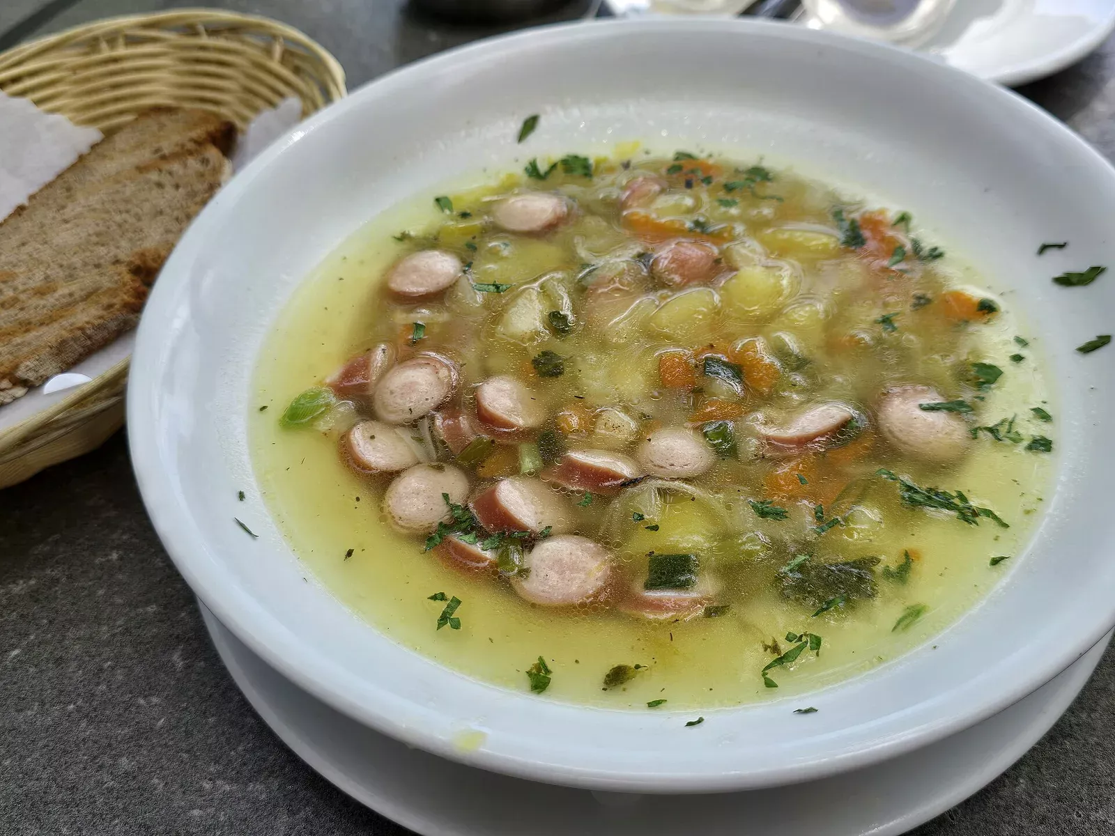 Deftige Kartoffelsuppe mit Würstchen
