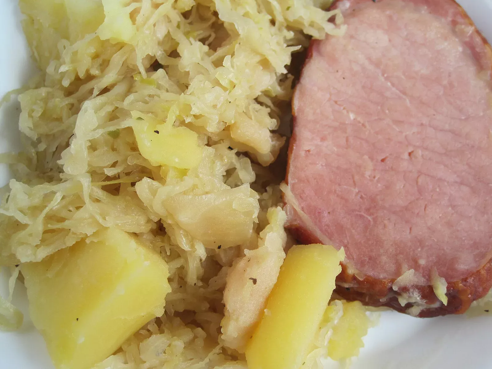 Kasseler mit Sauerkraut und Senfsauce — deftiger Klassiker