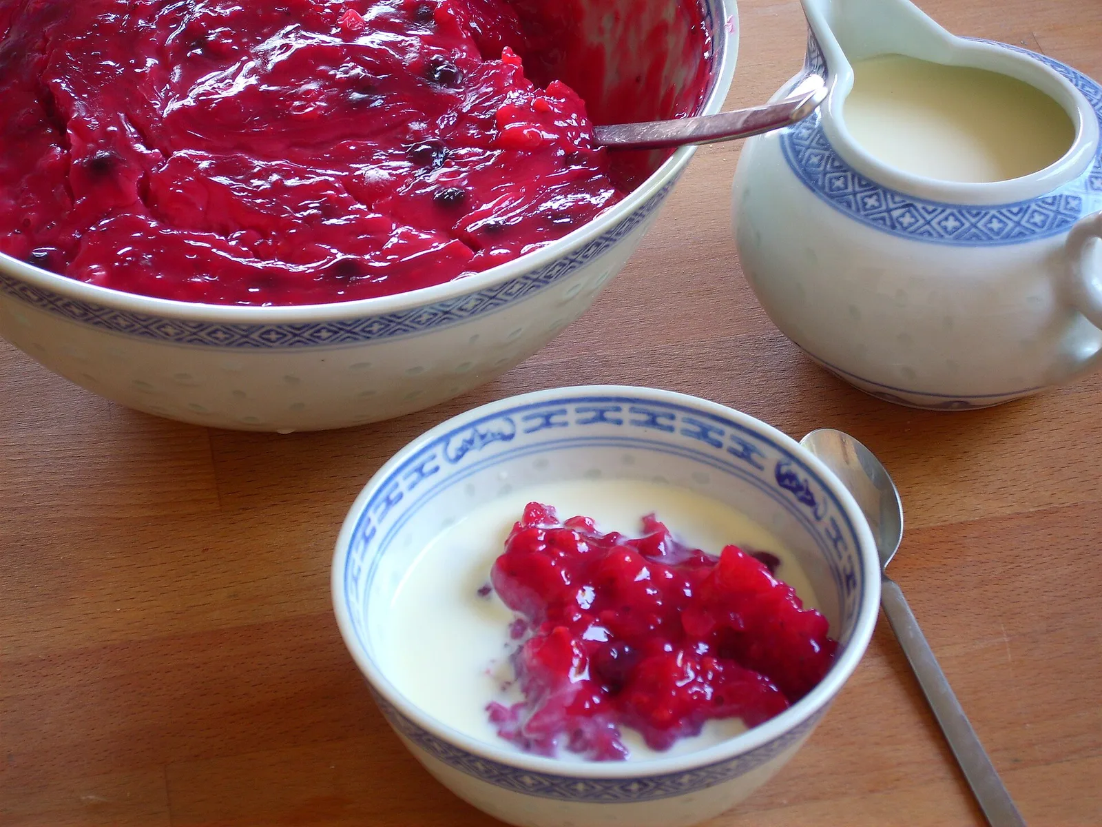 Rote Grütze mit Vanillesauce