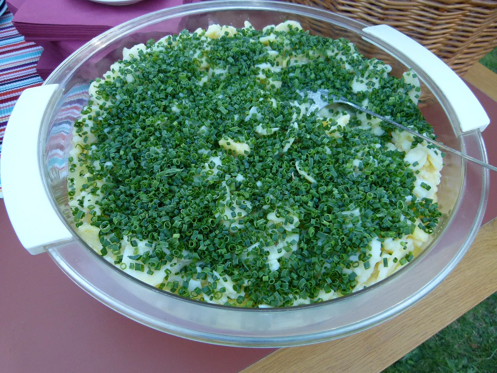 Schwäbischer Kartoffelsalat mit warmem Brühe-Dressing, Schnittlauch und Röstzwiebeln