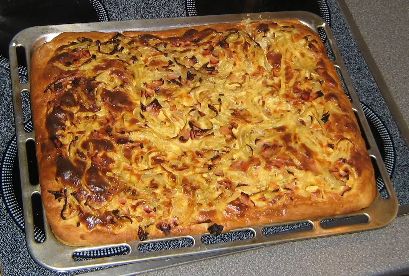 Schwäbischer Zwiebelkuchen mit Hefeteig und Zwiebel-Speck-Belag