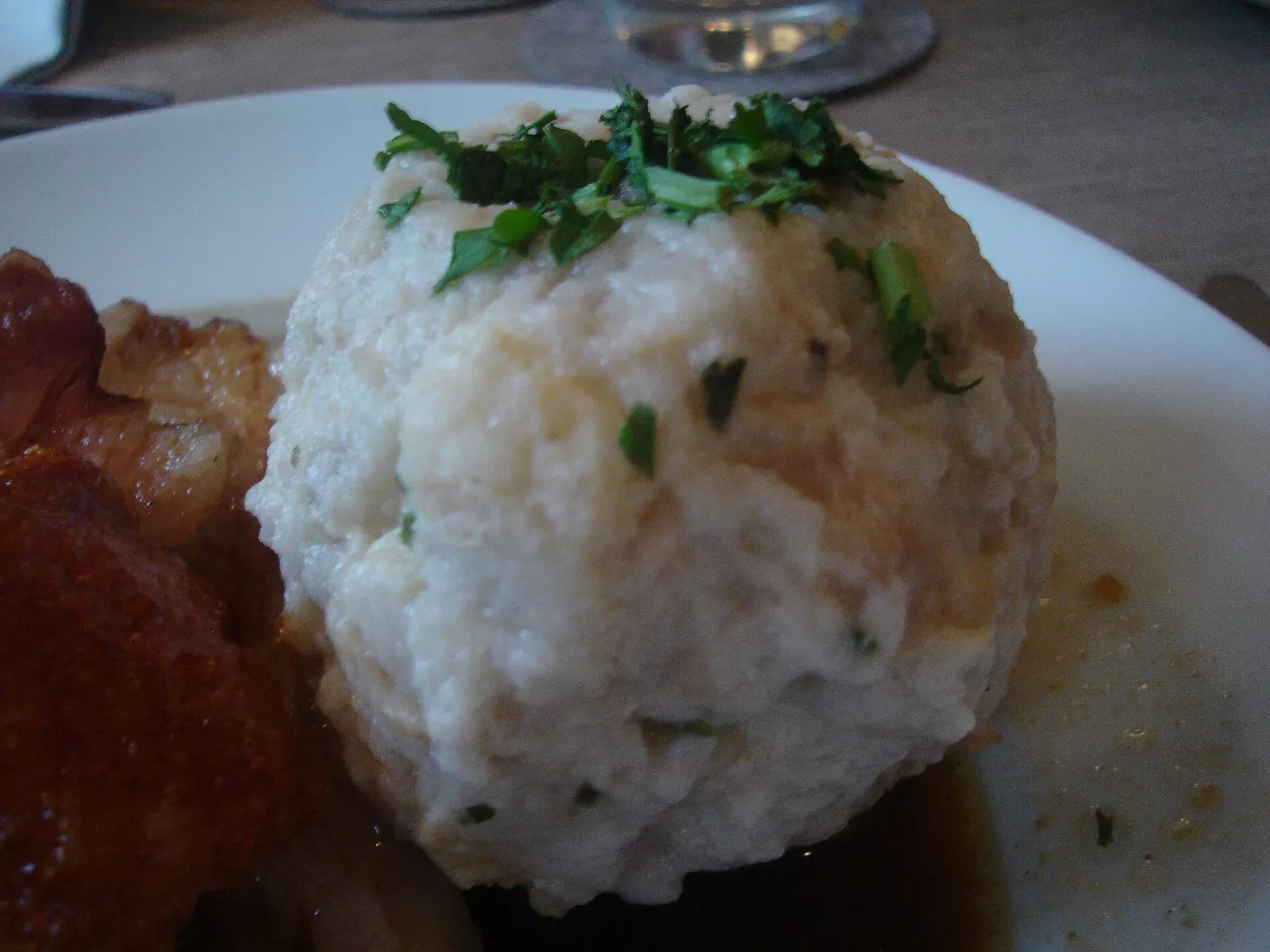 Bayerische Semmelknödel mit Petersilie