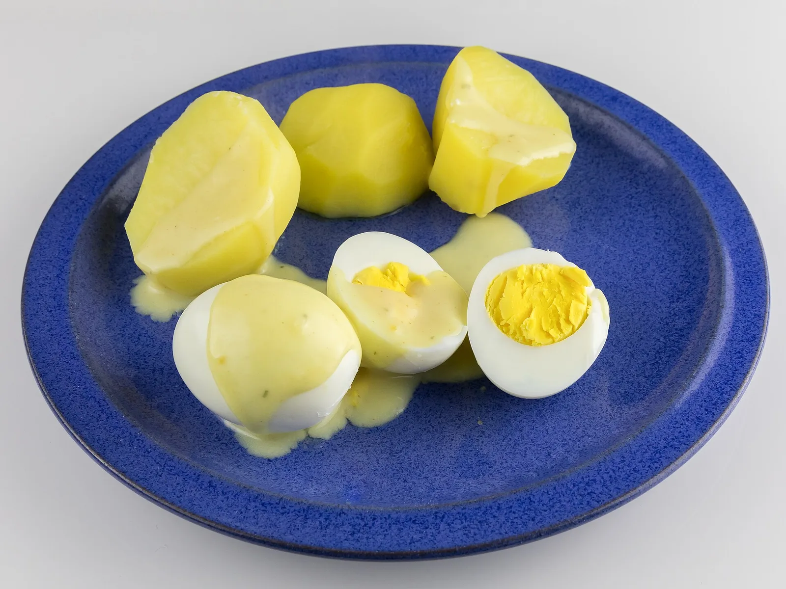 Senfeier mit Kartoffelpüree
