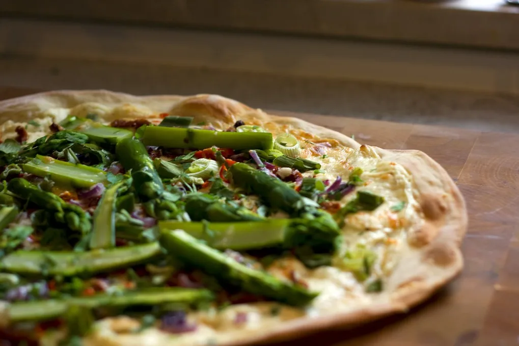 Spargel Flammkuchen mit weißem und grünem Spargel auf knusprigem Teig