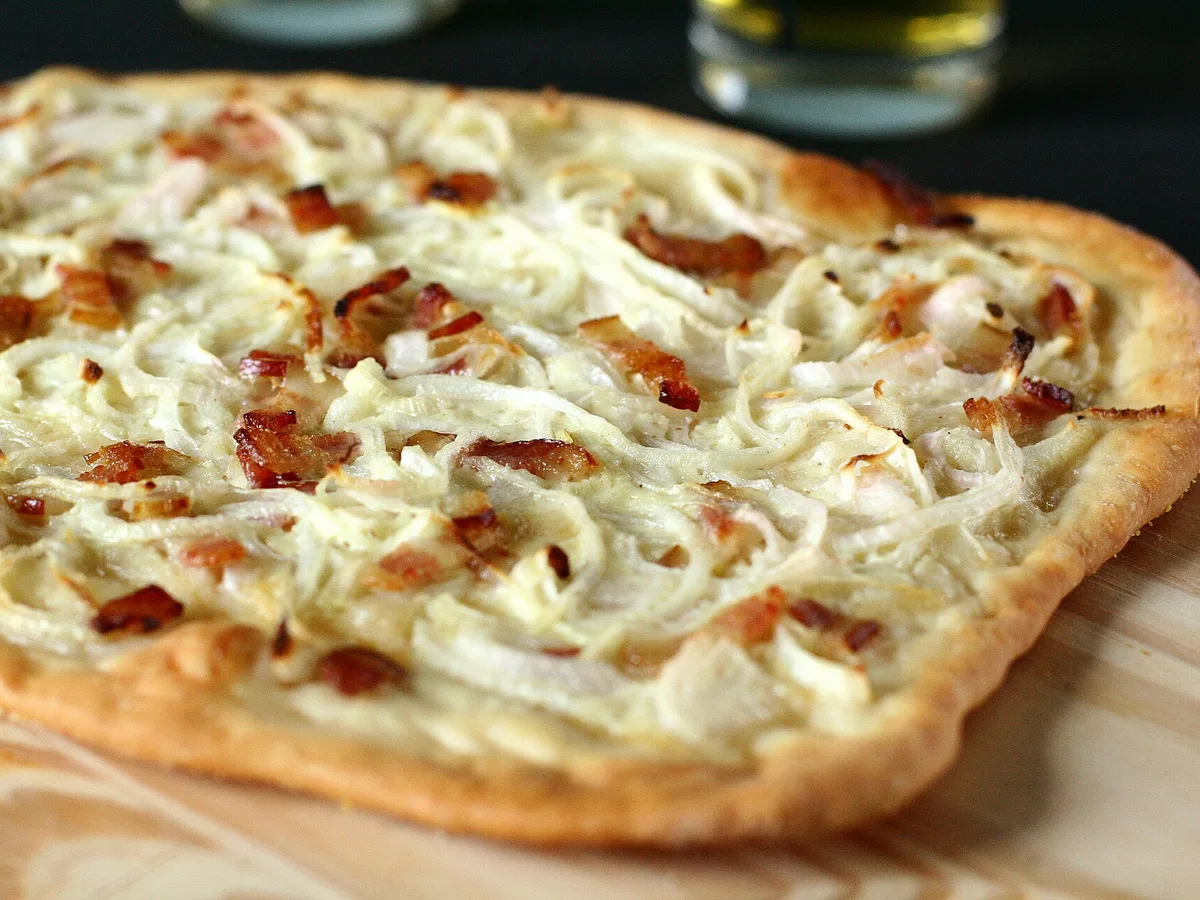 Knuspriger Elsässer Flammkuchen
