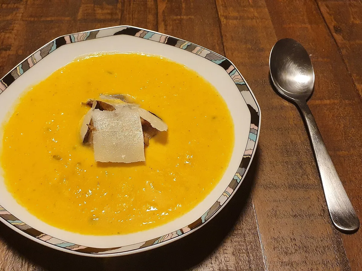 Cremige Hokkaido-Kürbissuppe mit Ingwer & Kokosmilch