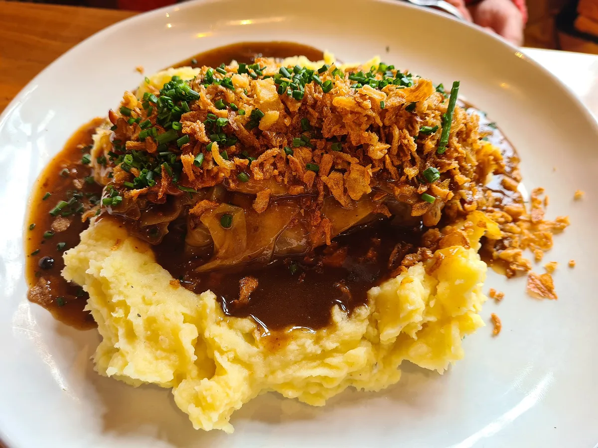 Klassische Kohlrouladen wie bei Oma mit Bratensoße